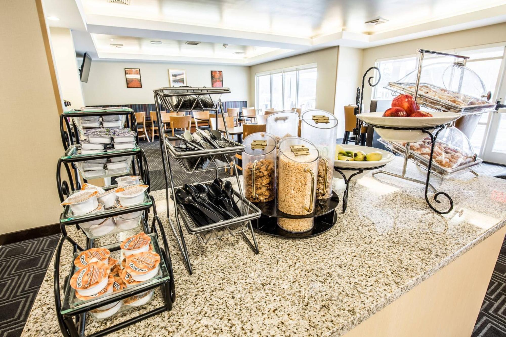 Towneplace Suites By Marriott Gilford Exteriér fotografie
